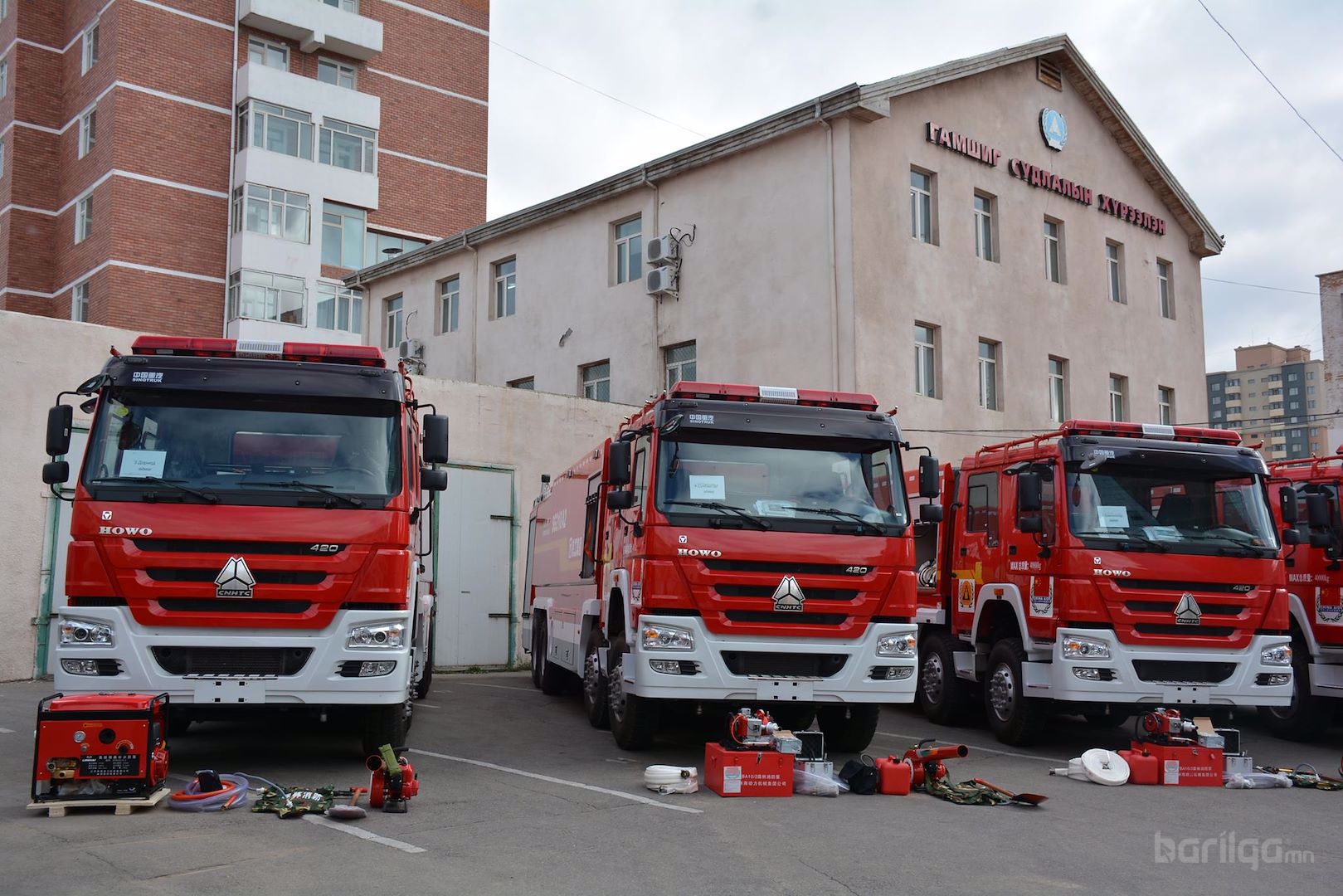 Орон сууцны барилгад гарсан галыг унтраахаар ажиллаж байна