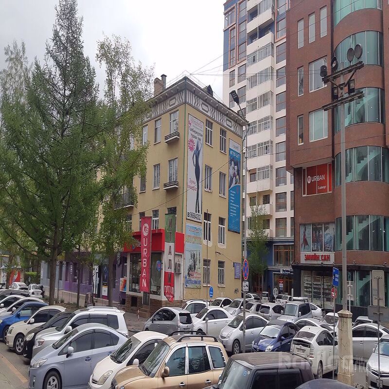Уид-ийн баруун талд 3 өрөө хөлслүүлнэ