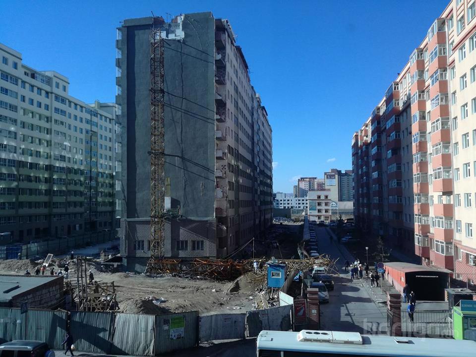 Саруул хороололд барилгын кран хугарч, автомашины дээр уналаа