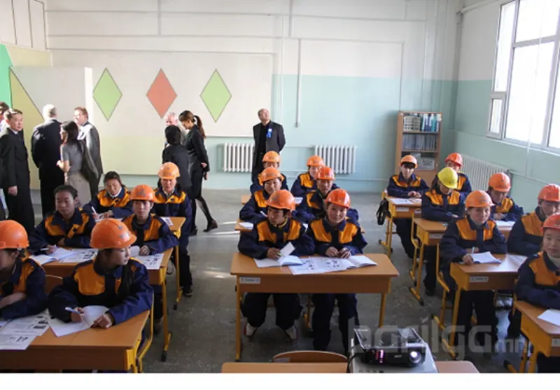 Техник технологийн коллеж тоног төхөөрөмжүүдээ хүлээн авлаа.