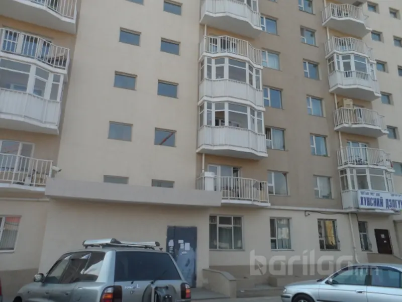 ХААИС- ын баруун талд ашиглалтанд ороод 1 жил болж байгаа байранд 2 өрөө байр зарна.