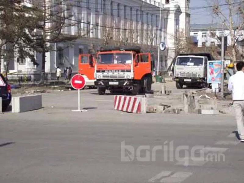 Орон сууцны хороолол доторх автозамыг засна