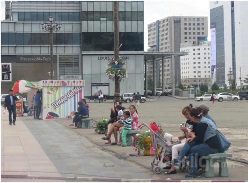 Чингисийн талбайд шилэн сандлууд байршуулжээ