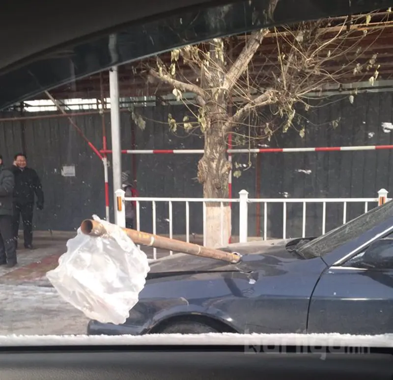 Тэнгэрийн байдлыг харж явах буюу барилгын төмөр унах эрсдэл