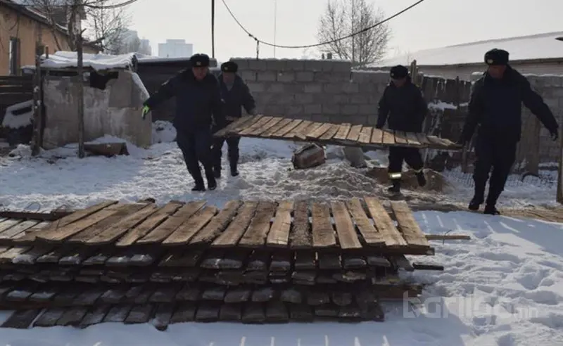 Зөвшөөрөлгүй барилга, байгууламж, хашаа, хайсыг буулгаж байна