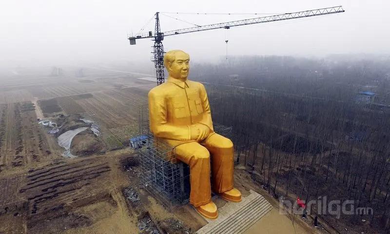 Хятадын ард түмэн агуу удирдагчдаа алтан хөшөө барьжээ