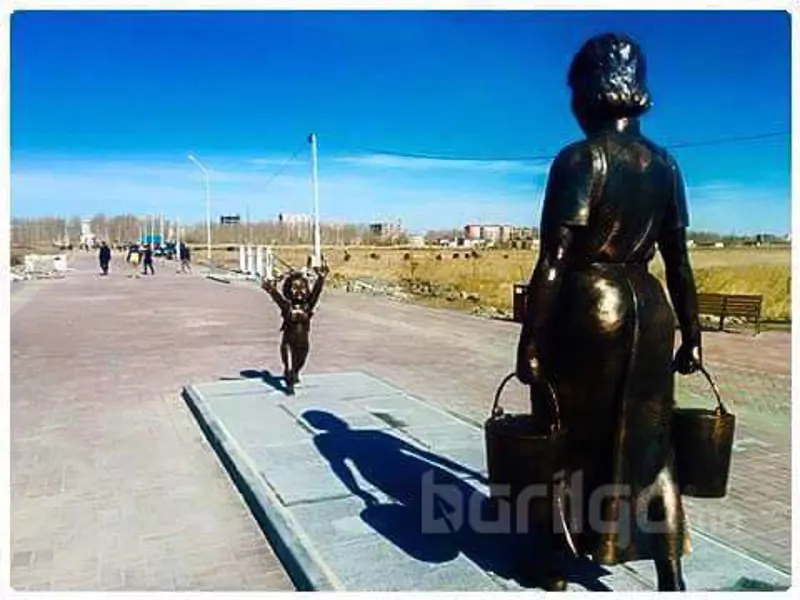"Ээжээ сайн байна уу" зураг хөшөө болжээ