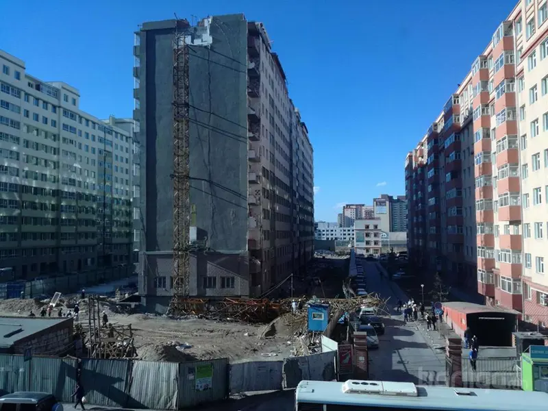 Саруул хороололд барилгын кран хугарч, автомашины дээр уналаа