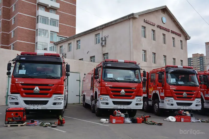 Орон сууцны барилгад гарсан галыг унтраахаар ажиллаж байна