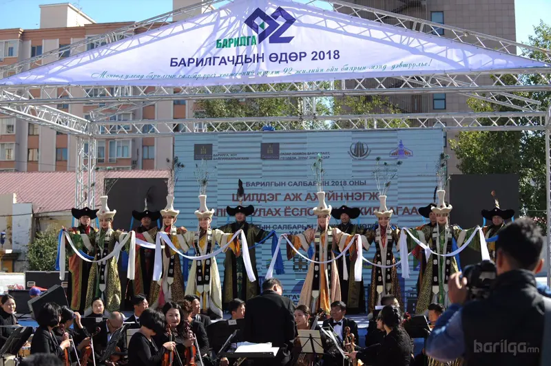 Бүтээн байгуулалтын эзэд болсон барилгачид баярын өдрөө тэмдэглэлээ