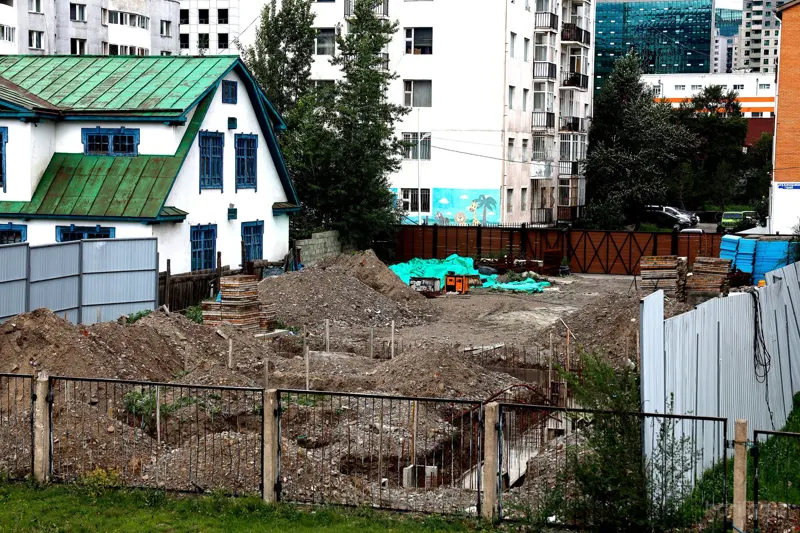 Богд хааны Хүрэн ордны зүүн талын барилгын ажлыг зогсоож, газрыг хуулиар буцаан авна